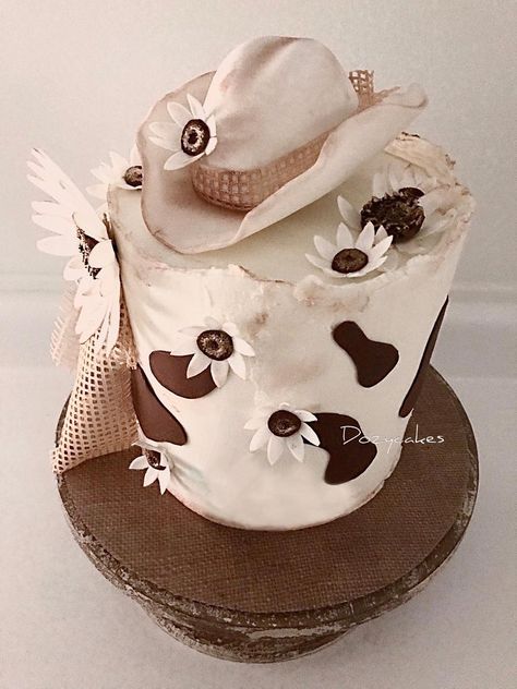 Horse And Cow Birthday Cake, 18th Birthday Cake Cowgirl, Country Cake Ideas Birthday, Cute Western Birthday Cakes, Cow Girl Cake Ideas, Cowgirl 25th Birthday, Country Theme Birthday Cake, Cowgirl Birthday Cake Ideas, Cow Print Birthday Decorations