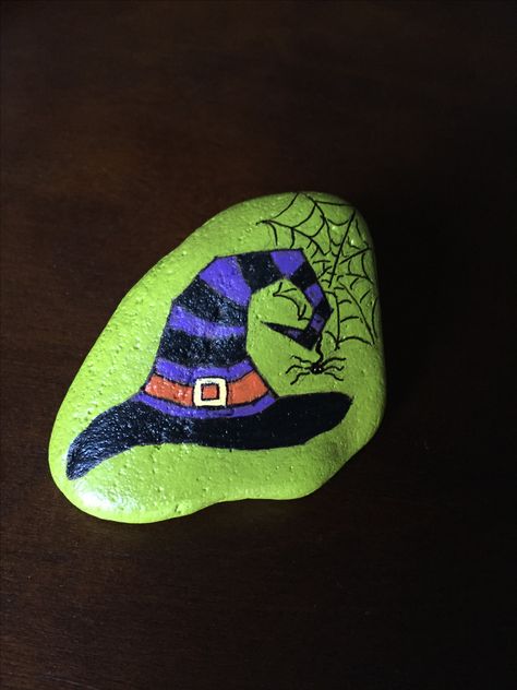 Painted Witches Hat, Witch Hat Rock Painting, Witch Rock Painting, Fall Painted Rocks, Halloween Rock Painting Ideas, Fall Rocks, Scary Paintings, Rock Animals, Witch Painting