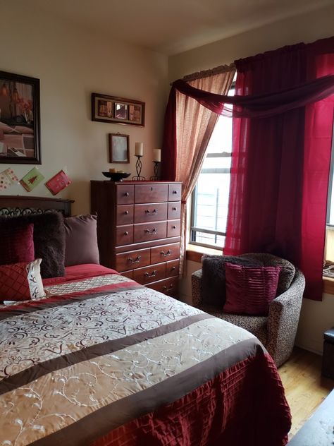 Warm cozy burgundy and brown bedroom.. Maroon Bedroom Decor, Brown And Red Bedroom Ideas, Burgundy And Brown Bedroom Ideas, Maroon Aesthetic Bedroom, Cozy Red Bedroom, Red And Brown Bedroom, Burgundy Boho Bedroom, Red Brown Furniture Bedroom, Cream And Brown Bedroom Cozy