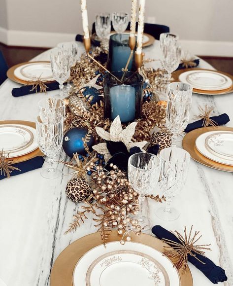 Hanukkah Table Setting, Holiday Party Decorations Christmas, Blue Table Settings, Hanukkah Decor, Setting Inspiration, New Year Table, Blue Christmas Decor, Chanukah Decor, Christmas Dining Table