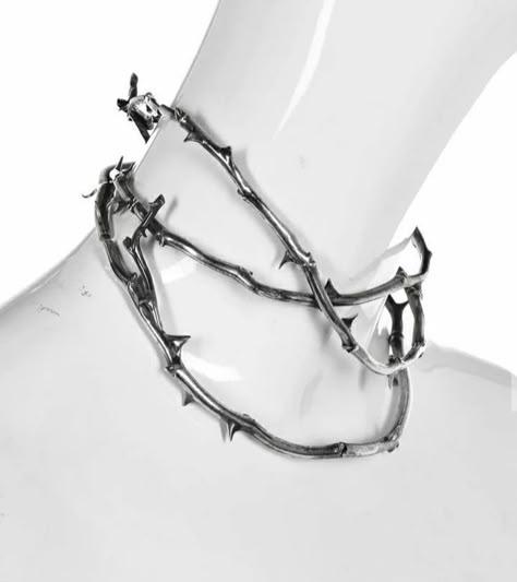 Alexander Mcqueen 'Sarabande' 2007 silver rose thorn choker by Shaun leane Thorn Jewelry, Slavic Core, Thorn Necklace, Descendants Costumes, Rose Thorns, Shaun Leane, Glam Metal, Neck Accessories, Quick Outfits