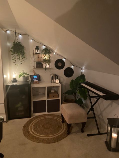 Music Room Attic, Cat Corner Ideas Bedroom, Music Corner Bedroom, Micro Studio, Attic Bed, Music Room Art, Music Aesthetics, Music Bedroom, Cozy Attic