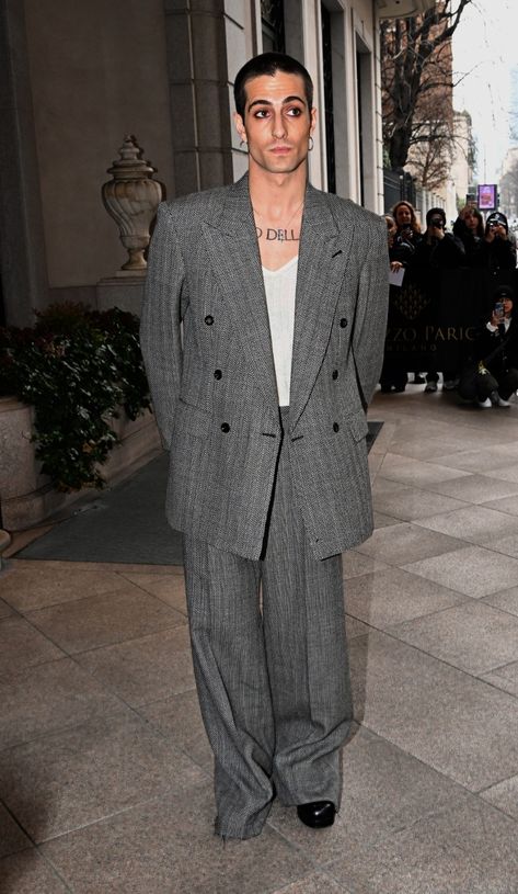 Oversized Suit Outfit Men, Oversize Blazer Men, Herringbone Jacket Outfit, Relaxed Suit Men, Damiano David Style, Tailored Jacket Outfit, Baggy Suits Men, Oversized Suits Men, Modern Suits Men