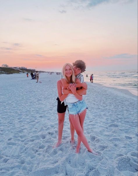 Cute Couple Pics On The Beach, Pics W Boyfriend, Pictures At The Beach With Boyfriend, Cute Beach Pics With Boyfriend, Pictures To Take With Your Boyfriend At The Beach, Beach Boyfriend Pictures, Preppy Couple Aesthetic, Cute Couple Pics Beach Sunset, Couple Beach Pics Fun Picture Ideas