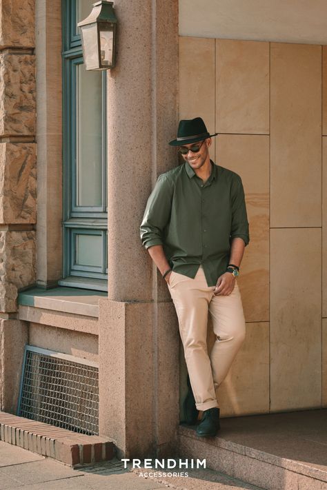 Men summer outfit inspo with great fitting accessories Fedora Men Outfit, Men Fedora Hat Outfits, Fedora Hat Outfit Summer, Fedora Hat Men Outfits, Shirt Men Outfit, Hat Men Outfit, Hat Outfit Summer, Fedora Hat Outfits, Brown Fedora