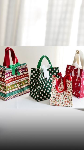 Sewed Gift Bags, Fabric Gift Bags Diy, Fabric Gift Bags Diy Free Pattern, Diy Fabric Gift Bags, Diy Fabric Gift Wrap, Christmas Gift Bags To Sew, Fabric Christmas Bags, Fabric Basket Tutorial, Basket Tutorial