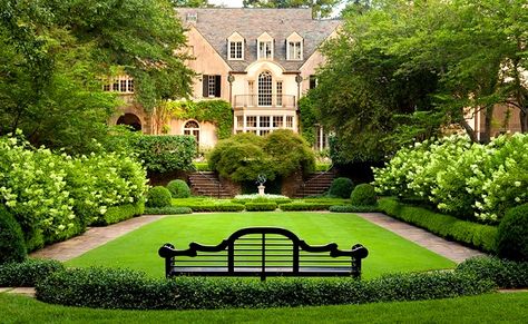 Inspiring Gardens - Redeem Your Ground | RYGblog Classic Garden Design, Villa Architecture, Formal Garden, Classic Garden, Formal Gardens, The Secret Garden, Design Exterior, Gorgeous Gardens, English Garden