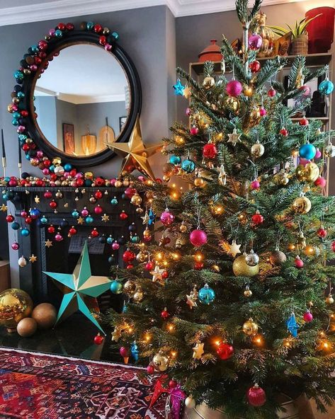 Christmas Tree Inspo, Merry Christmas Photos, Christmas Decor Inspiration, Christmas Interiors, Christmas Decorations Living Room, Christmas Tree Inspiration, Christmas Wonderland, Colorful Christmas Tree, Noel Christmas