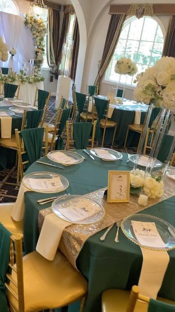 @julianas_bridal on Instagram Main Table Quinceanera Emerald Green, Quinceanera Tables, White And Emerald Green Wedding, Sweet 16 Venues, Emerald Green Quinceanera Theme, Green Quinceanera Theme, Hunter Green Wedding, Quince Decor, Green Quinceanera