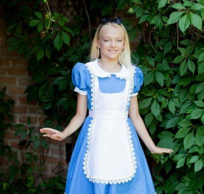 déguisement alice au pays des merveilles Disney Female Characters, Alice Cosplay, Disney Classroom, Alice In Wonderland Costume, Wonderland Costumes, Halloween 2019, Halloween Diy, Pretty Dresses, Alice In Wonderland