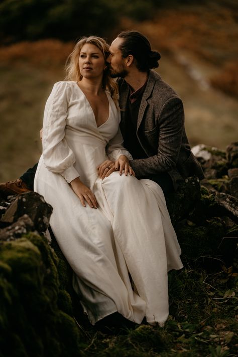 Keetin and Dylan travelled to the Isle of Skye, Scotland for their Outlander themed engagement photosession, and it was epic! Outlander Photoshoot, Scotland Honeymoon, Outdoor Elopement, The Isle Of Skye, Skye Scotland, Elopement Packages, Romantic Wedding Photography, Adventure Photos, Beautiful Wedding Photography