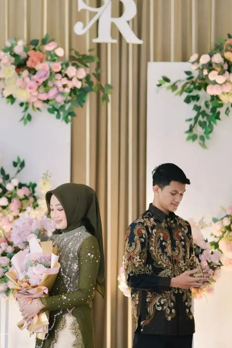 Pose Lamaran Engagement, Pose Foto Lamaran, Pose Tunangan, Pose Lamaran, Foto Engagement, Lamaran Engagement, Kulot Pants Outfit, Kulot Pants Outfit Hijab, Kulot Pants Outfit Hijab Casual