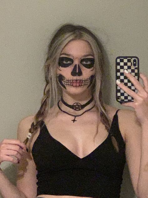 Halloween Costumes Skeleton Women, Skull Face Paint Aesthetic, Hot Skeleton Makeup, Esqueleto Makeup, Skeleton Makeup Aesthetic, Tate Langdon Skull Makeup, Tate Makeup, Caveira Halloween, Halloween Caveira