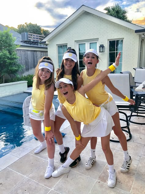 Tennis Player Halloween Costume, Tennis Halloween Costume, Tennis Players Costume, Tennis Girl Outfit, Athlete Costume, Girl Group Halloween Costumes, Teenage Halloween Costumes, Best Group Halloween Costumes, Carnaval Outfit