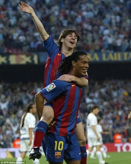 50 Iconic Football Photos From Through The Ages That Every Fan Needs To See Old Football Players, Camisa Barcelona, Bicycle Kick, Rivaldo, Football Photography, Football Images, Football Icon, Retro Sports, Football Photos