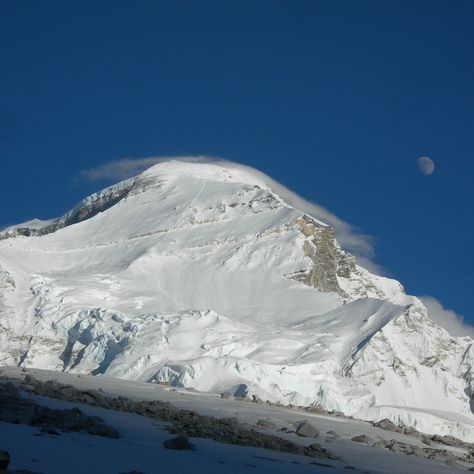 Mount Cho Oyu (8,201 m), the 6th highest mountain in the world, standing on the Nepal-Tibet borders Mountain Video, Cho Oyu, Monte Everest, Mountain Climbing, Interesting Stuff, Landscape Wallpaper, Planet Earth, Awe Inspiring, Tibet