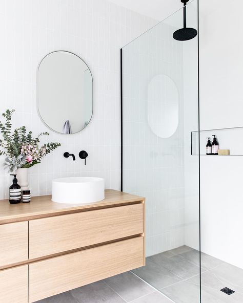 TARA WOKULSKI - Interior Design | Style & Curation Studio | This bathroom sure has done the rounds, between shares, DM’s asking for product details and client consultation appearances. This timeless… | Instagram Light And Bright Bathroom, Drømme Bad, Bright Bathroom, Beaumont Tiles, Bad Inspiration, Main Bathroom, Bathroom Inspo, Bathroom Renos, Laundry In Bathroom