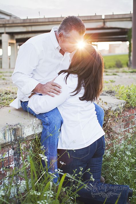 I like the matching white shirts with blue jeans. It says I'm grown, but casual. Engagement Photos Jeans, Jeans Poses, White Tshirt And Jeans, T Shirt Vector, Women Photoshoot, White Shirt And Blue Jeans, Latest Hair Trends, Engagement Picture, Couples Engagement Photos