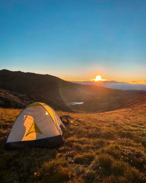 A 2 day itinerary for an overnight hike into the heart of Australia s snowy mountains, visiting Kosciuszko thredbo and majestic Blue Lake #whitemountainshiketravel, #santamonicamountainshiketravel, #greatsmokymountainshiketravel, #rockymountainshiketravel, #adirondackmountainshiketravel, #bluemountainshiketravel, #santacruzmountainshiketravel, #rainbowmountainshiketravel, #bluemountainshiketrailstravel Santa Monica Mountains, Santa Cruz Mountains, Rainbow Mountain, Adirondack Mountains, White Mountains, Blue Lake, Snowy Mountains, Great Smoky Mountains, Hiking Trip