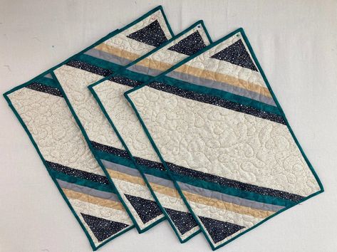 Easy Placemats, Quilted Placemat Patterns, Placemat Patterns, Quilted Placemat, Quilted Table Runners Christmas, Fall Placemats, Diy Placemats, Table Topper Patterns, Modern Table Runners