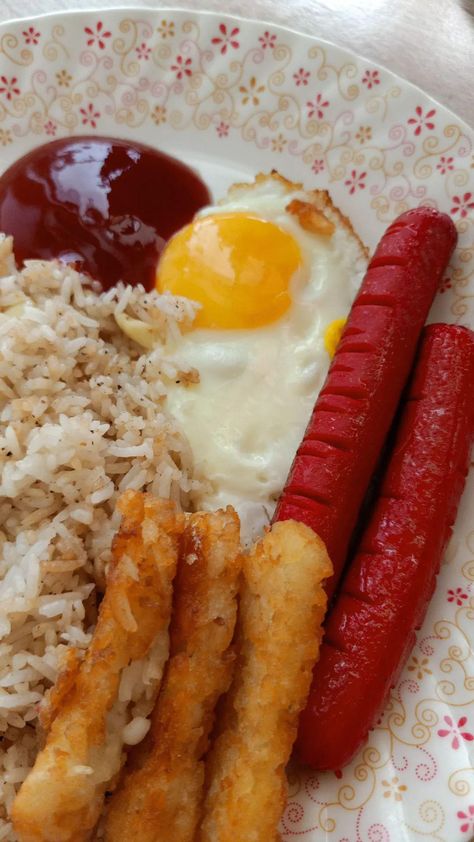 hotsilog hotdog itlog egg hash brown potato fried rice sinangag ketchup Breakfast Aesthetic Filipino, Pilipino Food Breakfast, Breakfast In Philippines, Filipino Breakfast Aesthetic, Philippine Breakfast, Philippines Breakfast, Pinoy Breakfast, Breakfast Snap, Tapsilog