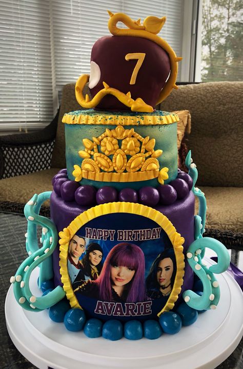 Descendants cake Descendants 3 Cake, 2 Birthday Cake Ideas, Disney Descendants Cake, Descendants Cake Ideas, Descendants 2 Cake, Descendants Cakes, Descendants Birthday Cake, Descendants Party Ideas, Descendants Party Ideas Birthdays