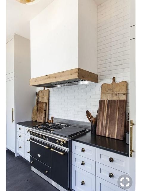 White hood with wood trim Studio Mcgee Kitchen Island, Holz Wallpaper, White Brick Backsplash, White Kitchen Hood, Studio Mcgee Kitchen, Look Wallpaper, Timeless Kitchen, Kitchen Hoods, Interior Painting