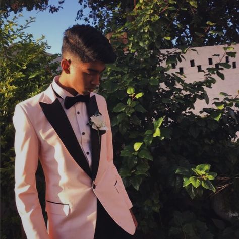 Pink Quinceanera Suit, Pink Chambelan Suits, Rose Gold Suits For Men, Pink Hoco Suit, Pink Prom Tuxedo, Pink Prom Suits For Men, Rose Gold Tuxedo, Pink And Black Suit, Chambelan Outfits