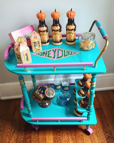 Harry Potter Inspired Kitchen, Harry Potter Wands Display, Harry Potter Wand Display Ideas, Harry Potter Cupboard Ideas, Harry Potter Themed Library, Harry Potter Kitchen Decor Ideas, Fantastic Beasts Bedroom, Harry Potter Library Decor, Harry Potter Themed Reading Nook