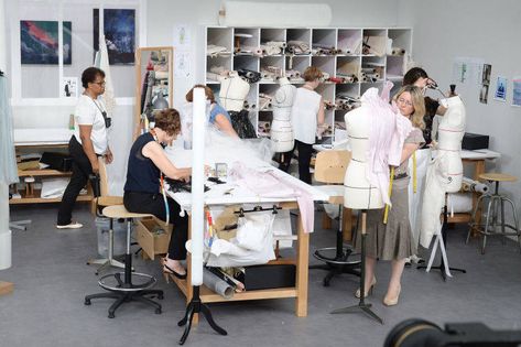 Las estrellas de una firma de moda: así se organiza el estudio de un gran diseñador -  Cultur Plaza Ribbon Storage, Couture Looks, Quilting Room, Garage Interior, Chanel Couture, Shabby Chic Crafts, Chanel Haute Couture, Important People, Grand Palais