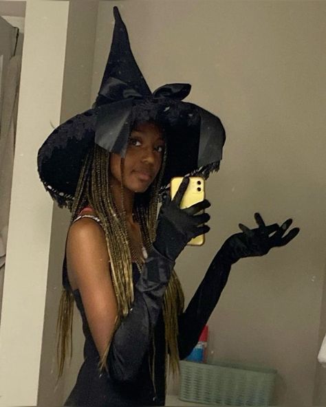 Witch Costume Black Women, Bewitched Costume, Witch Costume Ideas, Cute Witch Costume, Black Hair Costume Ideas, Wicked Witch Costume, Costumes 2024, Pretty Costume, Witch Cosplay