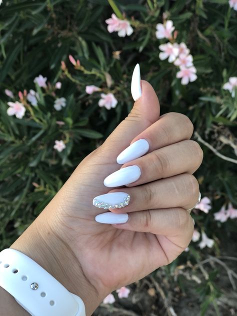 White Nails With Gems Rhinestones, White Fancy Nails, White Gem Nails, White Rhinestone Nails, White Nails With Gems, White Nails With Rhinestones, Dance 2023, White Almond Nails, White Chrome Nails