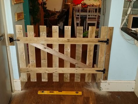 #ChildGate, #DogGate Pallet Gate, Diy Dog Gate, Pallet Stairs, Pallet Kids, Kids Gate, Pallet Playhouse, Dog Organization, Wooden Gate, 1001 Pallets