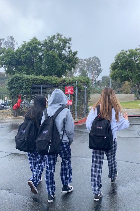 New Trier High School, American High School Aesthetic Outfit, Friends In School Aesthetic, Friends At School Aesthetic, American High School Outfit, American School Outfits, Pics At School, High School Friend Group, Exchange Year Usa