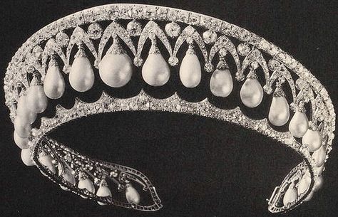 Tiara Mania — Exciting news!  The Albion Art Institute has... Pearl Kokoshnik, Empress Alexandra Feodorovna, Empress Alexandra, Russian Royalty, Interesting Clothing, Alexandra Feodorovna, Tiaras Jewellery, Pearl Tiara, Royal Tiaras