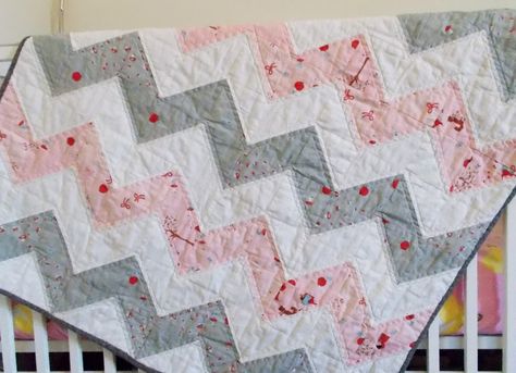 Lovely pink and grey Chevron quilt made with half square triangles. Grey Quilt Patterns, Chevron Baby Quilts, Hst Quilt, Half Square Triangle Quilts Pattern, Girl Quilts Patterns, Nursery Baby Girl, Triangle Quilt Pattern, Girl Quilts