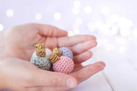 Crochet Decor, Large Christmas Baubles, Crochet Ornaments, Little Christmas Trees, Crochet Christmas Ornaments, Christmas Ornament Pattern, Christmas Crochet Patterns, Mini Christmas, Christmas Bauble