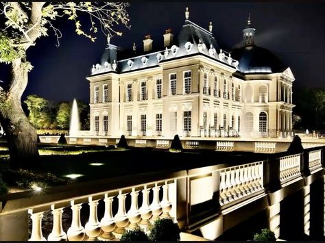 Château Louis XIV à Louveciennes Modern Chateau, Luxury Homes Exterior, Classic Villa, Million Dollar Homes, Chateau France, Modern Mansion, Expensive Houses, Grand Homes, Mansion Interior