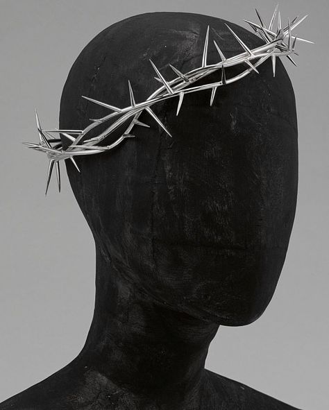 Silver crown of thorns by Alexander McQueen, 96-97’ Wearing A Crown, Crown Of Thorns, The Head, Best Fashion, Alexander, Crown, Silver, Fashion Tips, Black