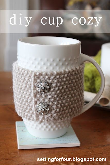 DIY Knitted Cup Cozy. Knitting instructions and supply list included. #mothersday #gift #ideas #knitting #craft ##diy #tutorial #quick #easy #glam #affordable Army Cut, Knit Cup Cozy, Coffee Cups Diy, Diy Tricotin, Valentines Bricolage, Crochet Cup Cozy, Coffee Cup Cozy, Cup Cup, Mug Cozy