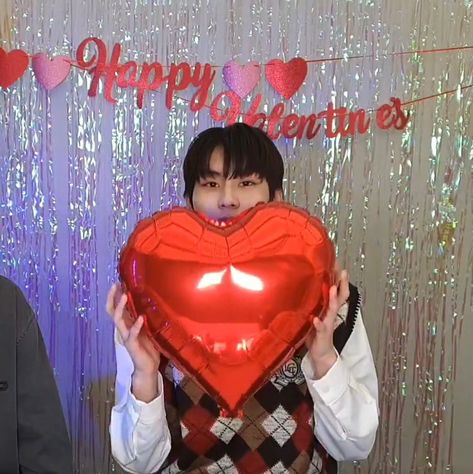 Kpop Valentines Day Icons, Jungwon Live, Matching Photos, Yang Jungwon, Valentines Wallpaper, Iphone App Design, Iphone App, Happy Valentine's Day, Happy Valentine's