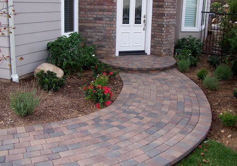 Curved paver sidewalk - Running bond pattern Paver Walkway Diy, Concrete Pavers Walkway, Circular Patio, Wood Walkway, Garden Pavers, Townhouse Garden, Concrete Retaining Walls, Pavers Backyard, Patio Pavers Design