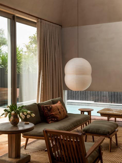 Steal This Look: A Moody Mid-Century-Japanese Mashup - Remodelista Katie Lockhart Studio, Shaker Living Room, Katie Lockhart, Noguchi Lamp, Dreamy Interiors, Minimalism Living, Bungalow Interior, Warehouse Space, Interior Simple