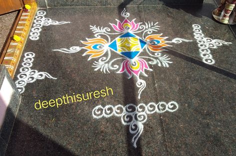 Kolam Dots, Simple Flower Rangoli, Daily Muggulu, Border Rangoli, Very Easy Rangoli Designs, Rangoli Designs Photos, Easy Rangoli Designs Diwali, Simple Flower Design, Colorful Rangoli