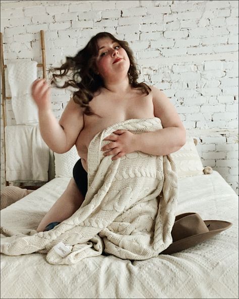 Photography Plus Size Poses, Boduir Photography Plus Size, Photoshoot Ideas Curvy Model Studio, Plus Size Bourdier Photos, Bouidor Plus Size, Boudier Pic Poses At Home Plus Size, Bouidor Photography Ideas Plus Size Diy, Plus Size Romance Aesthetic, Budoir Plus Size