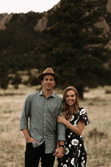 Colorado engagement session, save the date ideas, engagement photos, engagement style, what to wear Casual Save The Date Photo Ideas, Conservative Engagement Photos, Save The Date Outfit Ideas, Plus Size Engagement Photos Outfits, Indian Pose, Engagement Photos Indian, Engagement Props, Boho Engagement Photos, Snow Engagement Photos