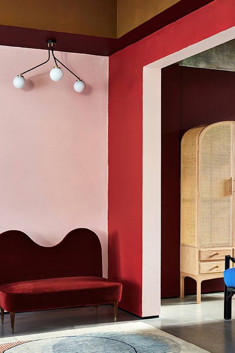 [For the Home] Now Trending: Pink and Red Interiors - So Fresh & So Chic Lacquered Walls, Steel Bed Frame, Sofa Inspiration, Oak Chair, Casa Vintage, Colourful Living Room, Decoration Originale, Pink Paint, Red Interior