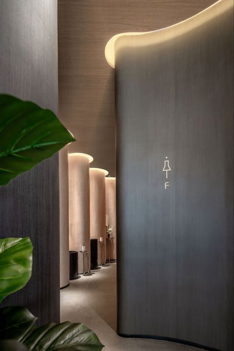 Modern Restroom Design, Public Restroom Design, Lavatory Design, Wc Design, Public Hotel, Restroom Design, Public Bathrooms, Cove Lighting, Public Restroom