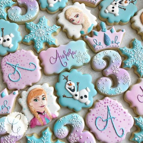 Cowtown Cookie Co. on Instagram: “My first Frozen set for one of my favorites❄️💕👸🏼 Happy 3rd Birthday Aurora💕❄️ I was inspired by @caceyscakery to hand-paint Elsa and Anna.…” Frozen 2 Birthday Party Ideas, Winter Wonderland-party, Frozen 3rd Birthday, Frozen Birthday Party Cake, Frozen Birthday Party Decorations, Elsa Birthday Party, Frozen Bday Party, Disney Frozen Birthday Party, Happy 3rd Birthday