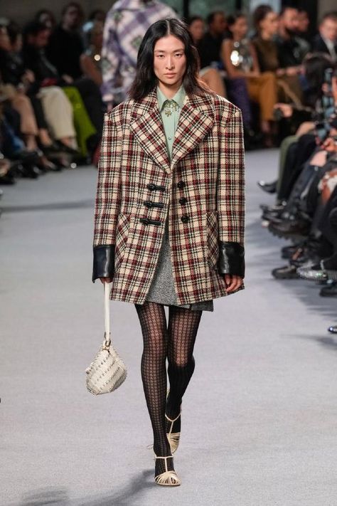 Rabanne Fall Winter 2024-25 Fashion Show Autumn Trends, Cozy Coats, Fashion Trends Winter, Power Dressing, Tweed Coat, Boho Floral Dress, Paco Rabanne, Fall 2024, Paris Fashion